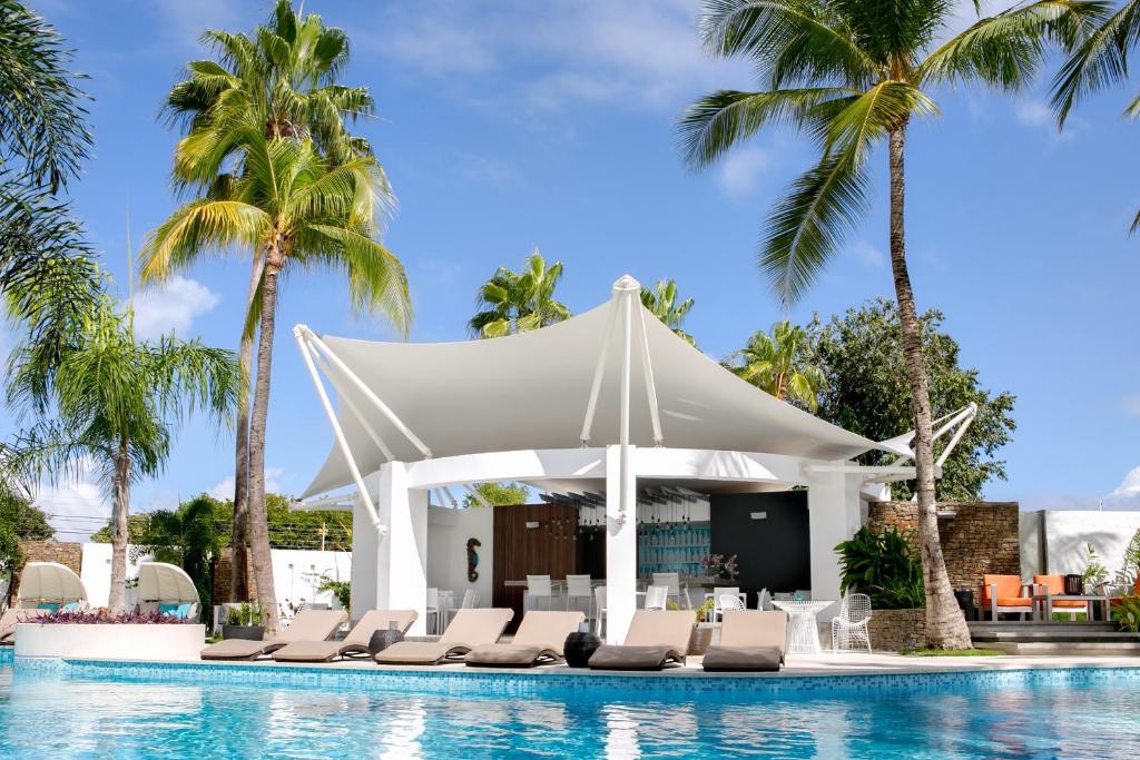 a pool with chairs and a white gazebo at H2otel By LD Hotel Boutique in La Mira