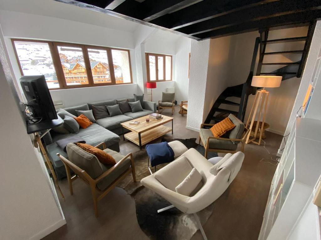un salon avec un canapé et une table dans l'établissement Grand duplex rénové - 10 pers, 4 ch, 3 sdb, 80m2 terrasse - FR-1-546-10, à Les Deux Alpes