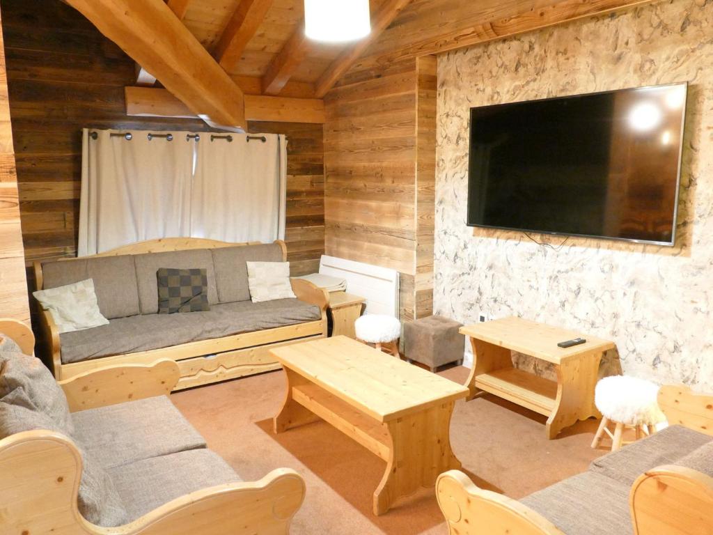 sala de estar con sofá y TV de pantalla plana en Appartement Les Deux Alpes, 5 pièces, 12 personnes - FR-1-546-13, en Les Deux Alpes