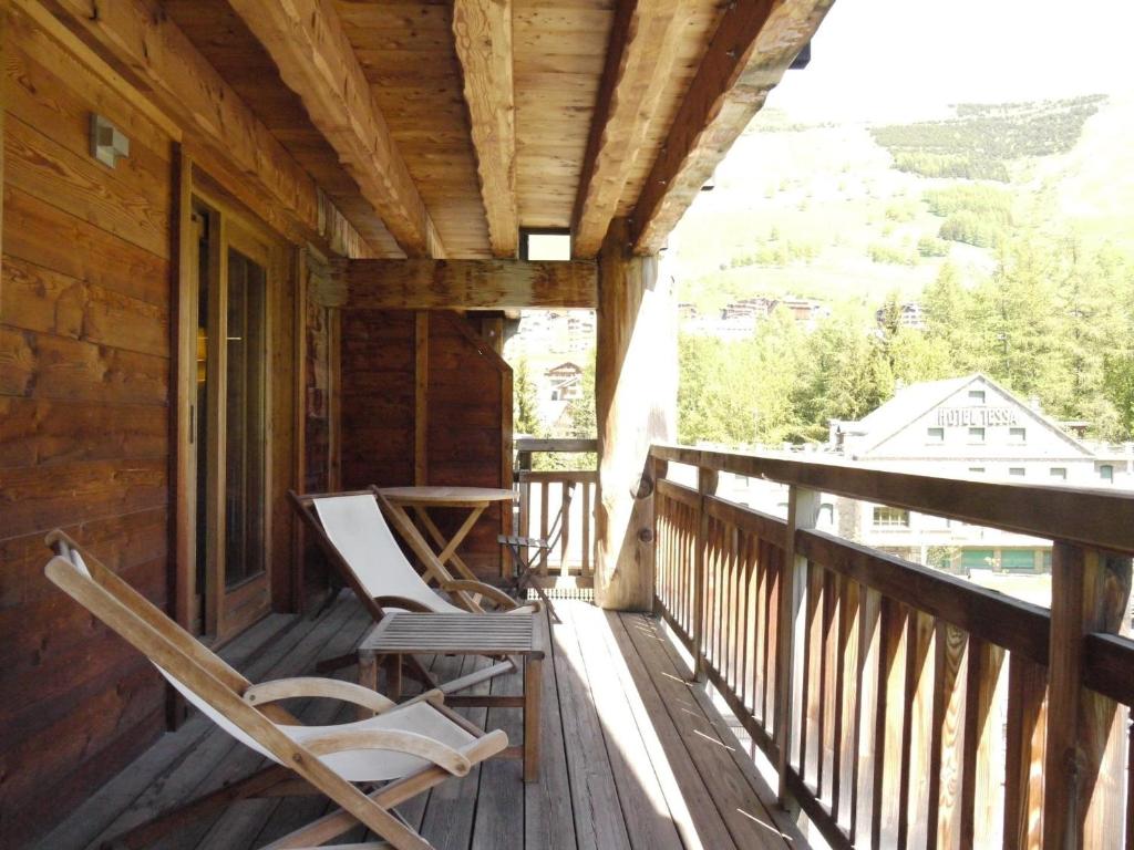two rocking chairs on a porch of a cabin at Appartement Les Deux Alpes, 2 pièces, 6 personnes - FR-1-546-2 in Les Deux Alpes