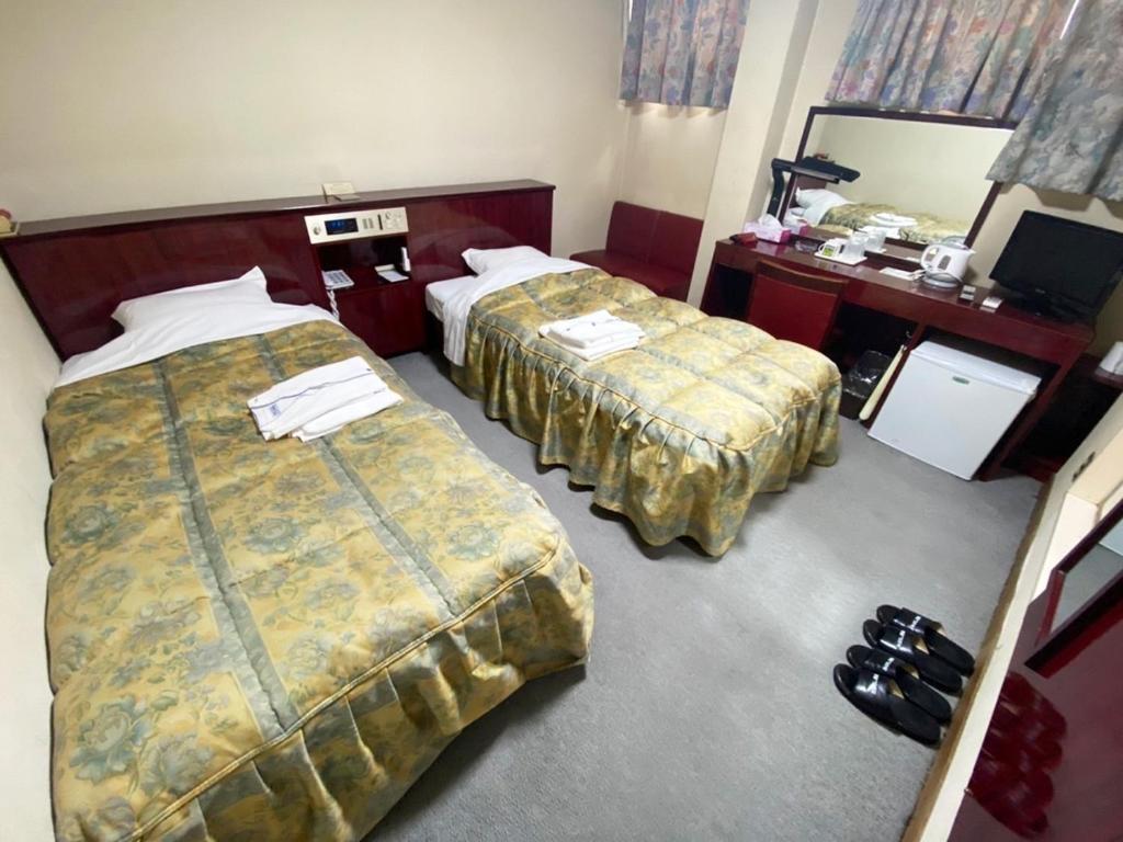 三原市にあるHotel Bayside Mihara - Vacation STAY 02248vのベッド2台と鏡が備わるホテルルームです。