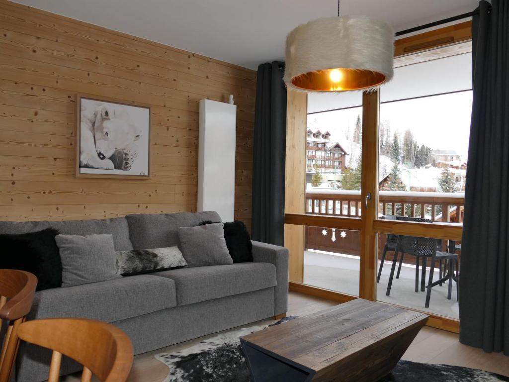 un salon avec un canapé et une table dans l'établissement Confort moderne aux 2 Alpes : Bel appart 45 m², 6 pers, résidence NEIGE et SOLEIL, proche des pistes - FR-1-546-37, à Les Deux Alpes