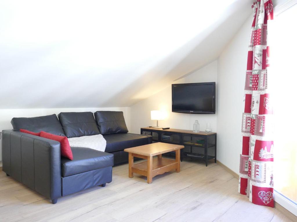 un salon avec un canapé et une télévision dans l'établissement 2 Alpes - Apt Rénové 6 pers, Centre, Balcon, Proche Pistes - FR-1-546-43, à Les Deux Alpes