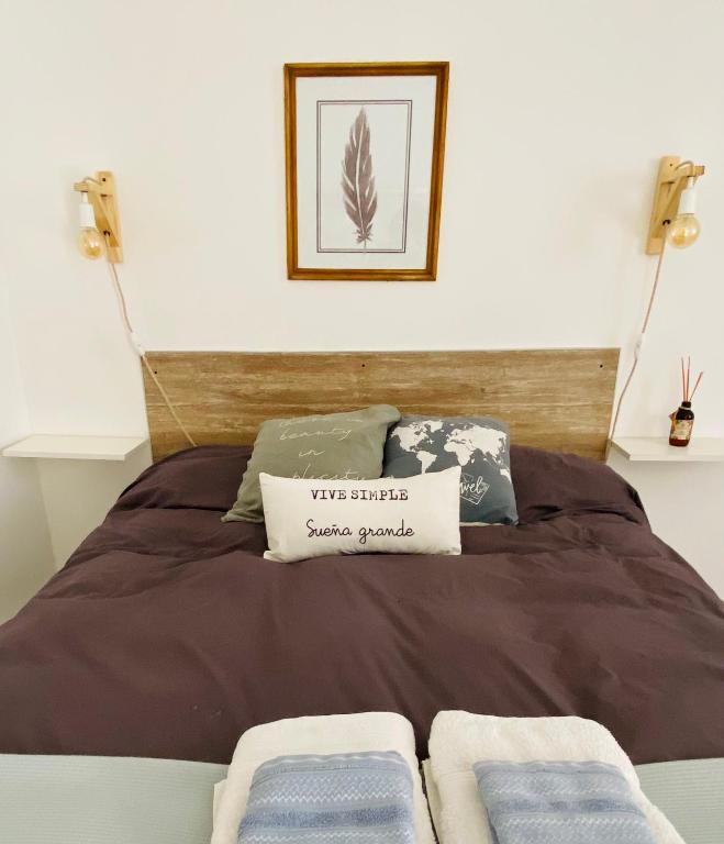 - une chambre avec un lit muni d'un panneau dans l'établissement Espacio Edison 3, à Santa Rosa