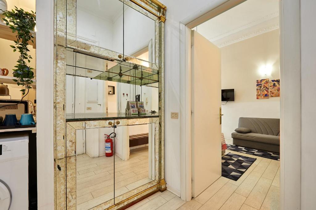 Habitación con una puerta de cristal que da a una sala de estar. en Casa al Viminale, en Roma