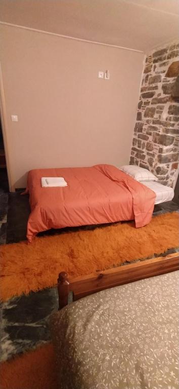 Posteľ alebo postele v izbe v ubytovaní Traditional stone house Vrisi