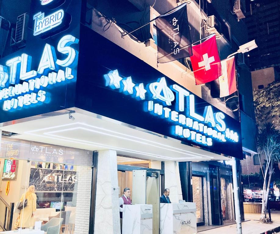 Atlas International Hotels في القاهرة: مطعم يوجد لافته على جانب المبنى