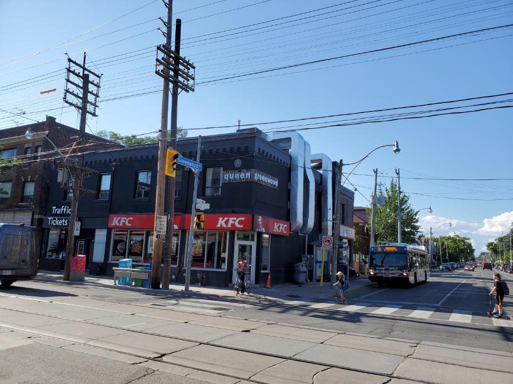 een stadsstraat met een bus en een bus bij Casa Hotels in Toronto