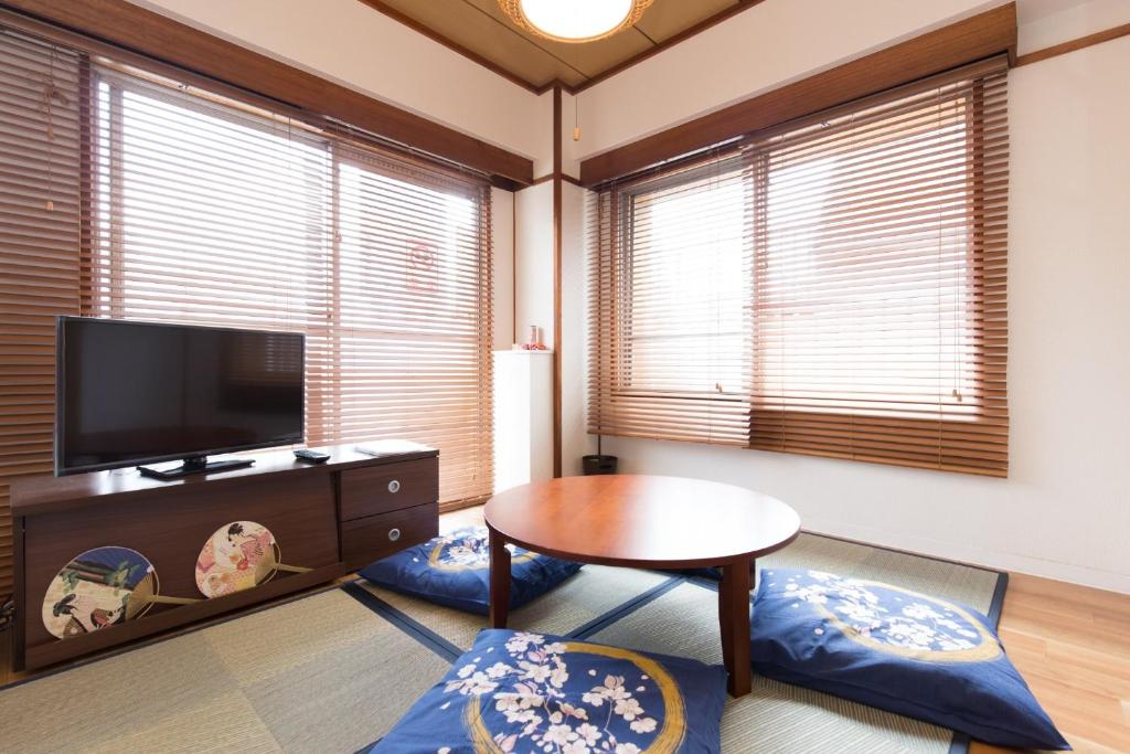 sala de estar con TV y mesa en Amber Iidabashi - Vacation STAY 90505v, en Tokio