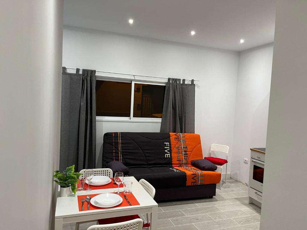 een woonkamer met een bank en een tafel bij Casa Paraiso Tenerife in Los Abrigos