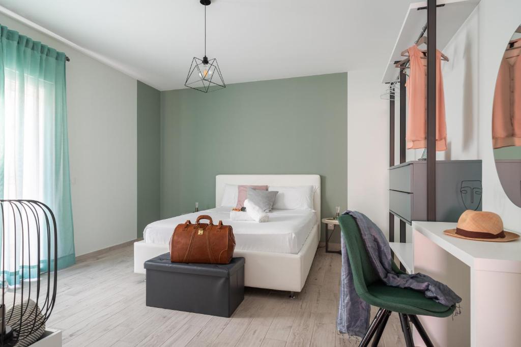 um quarto com uma cama e uma cadeira em Family Terrace Suite - Volturno3 Suites & more em Mazara del Vallo