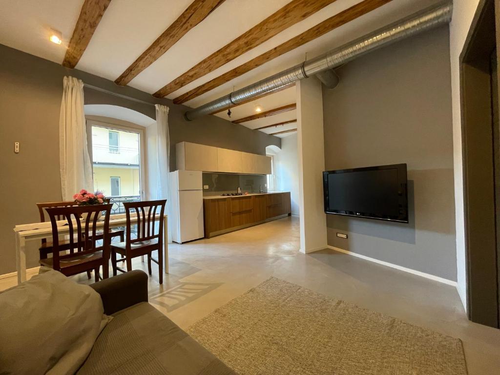 ein Wohnzimmer mit einem Esstisch und einem TV in der Unterkunft Haus Gugler in Bozen