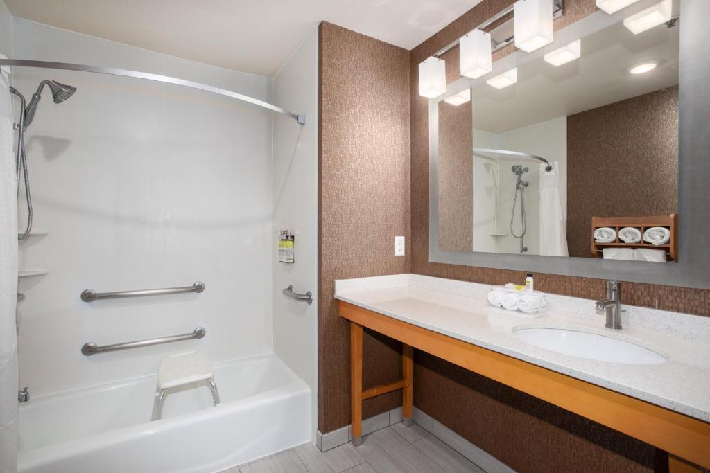 Holiday Inn Express Monterey - Cannery Row, an IHG Hotel - 