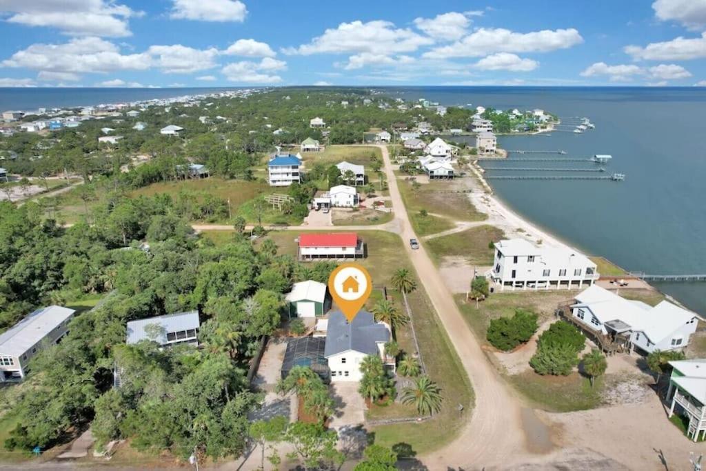 eine Luftansicht einer Insel mit gelbem Schild in der Unterkunft The Salty Snapper - 2 Story Home, Bay Views, Prime Location, Sleeps 8! in St. George Island
