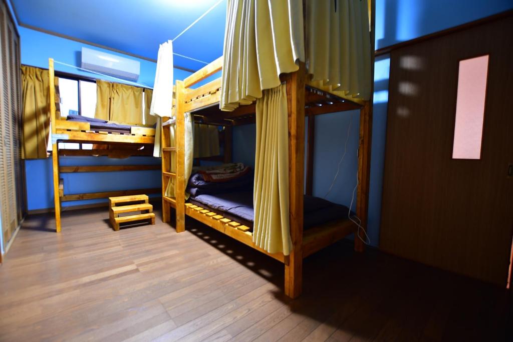2 Etagenbetten in einem Zimmer mit blauen Wänden und Holzböden in der Unterkunft boschetto - Vacation STAY 05372v in Kami-ichi