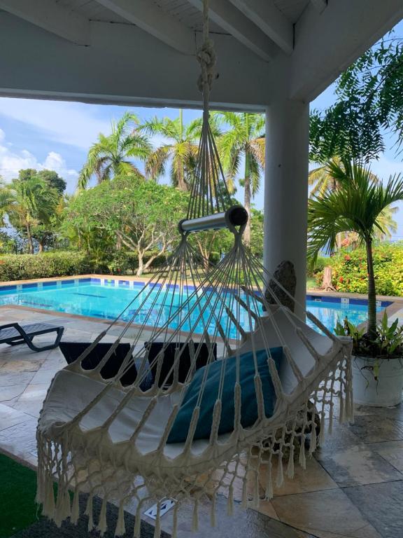 Casa de las Flores tropical内部或周边的泳池