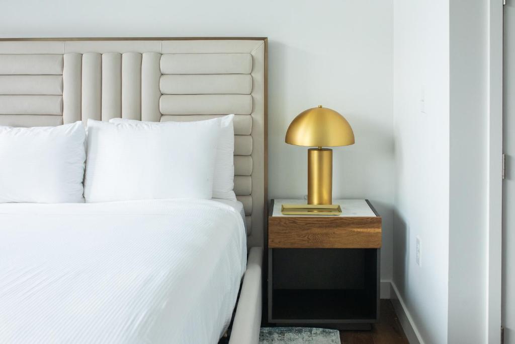 Postel nebo postele na pokoji v ubytování Drey Hotel