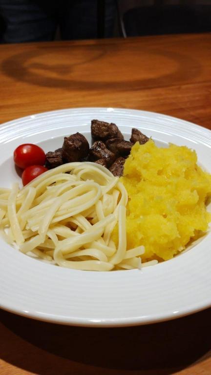 Comida no hotel ou em algum lugar perto