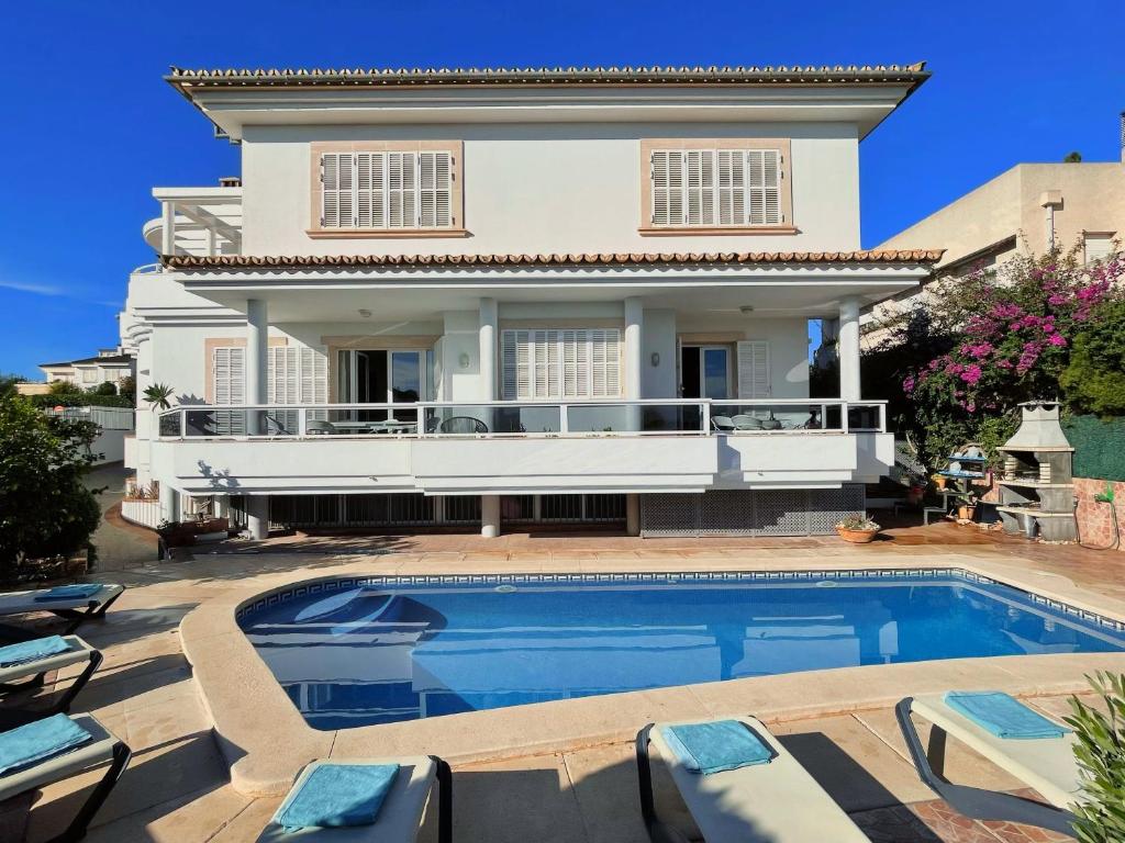 a villa with a swimming pool in front of a house at Casa Filipinas ,centro Ciudad in Palma de Mallorca