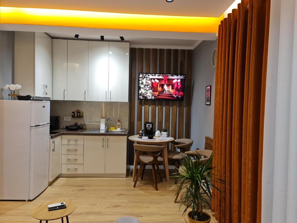 Sunny Apartment - Blloku Tirana, near Lake - Imazhi 4