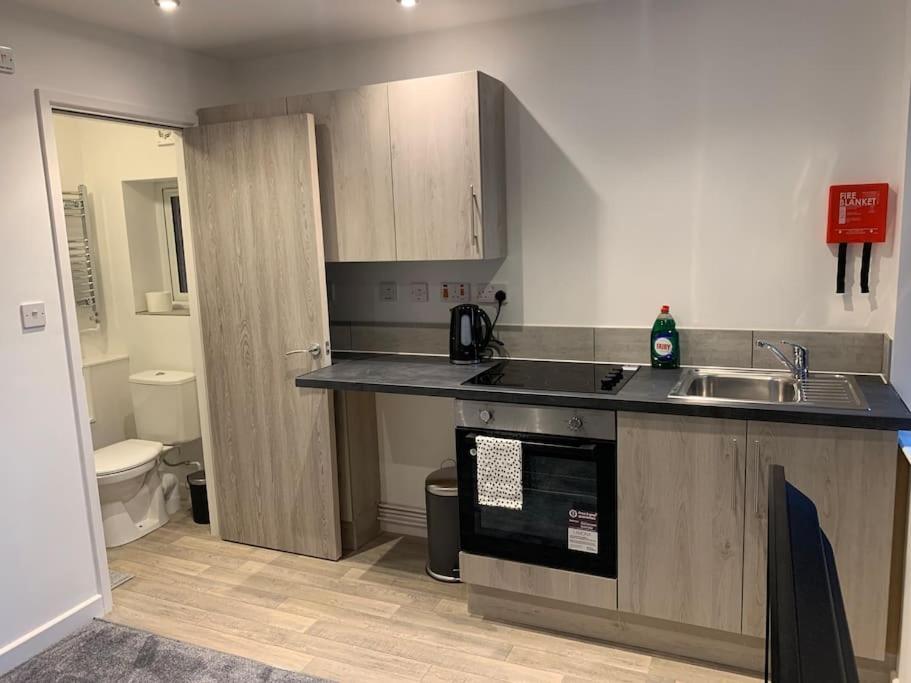 una cocina con fregadero y encimera en 4. Immaculate 2 Bedroom Flat, en Birmingham