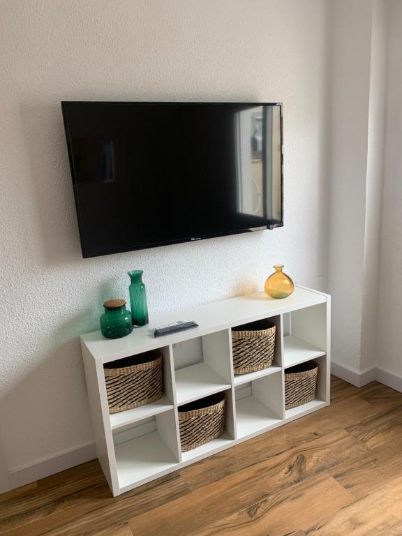 A television and/or entertainment centre at Rincón Santa Eulalia. Parking y Desayuno incluido.