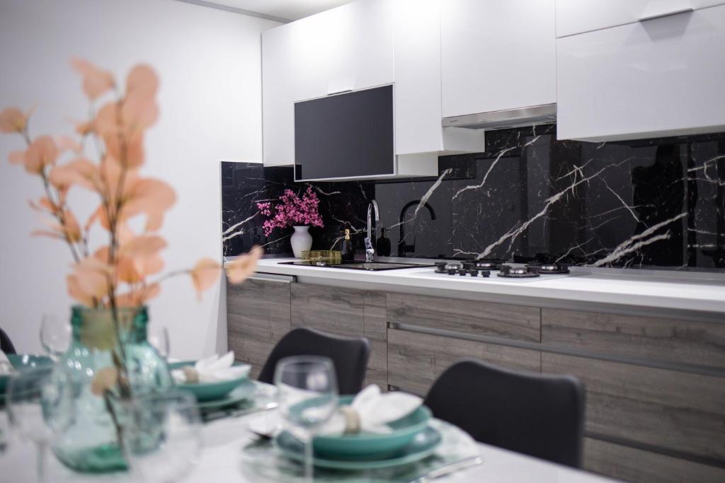 kuchnia ze stołem z krzesłami i blatem w obiekcie Villa Spa Heaven w mieście Novska