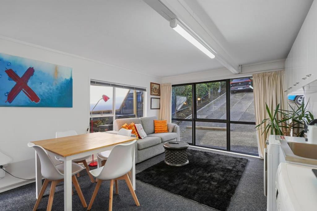 sala de estar con mesa y sofá en Mission Bay Secret Garden Hideaway - Netflix WIFI en Auckland
