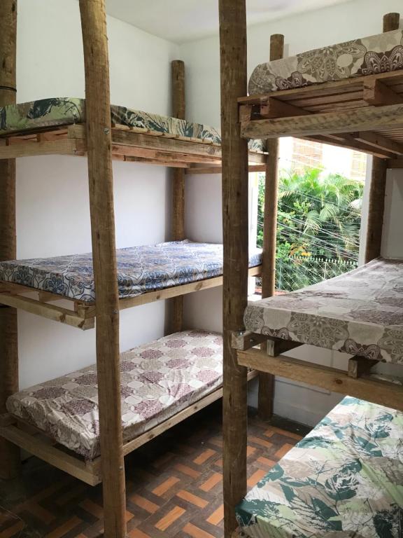 Zimmer mit Etagenbetten aus Holz in einem Zimmer in der Unterkunft Hostel Selaron in Rio de Janeiro