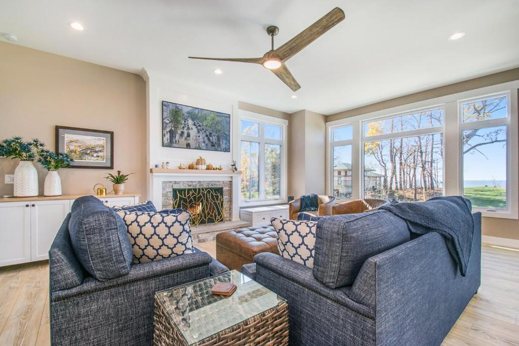 uma sala de estar com dois sofás e uma lareira em Great Lake Harbor em Benton Harbor