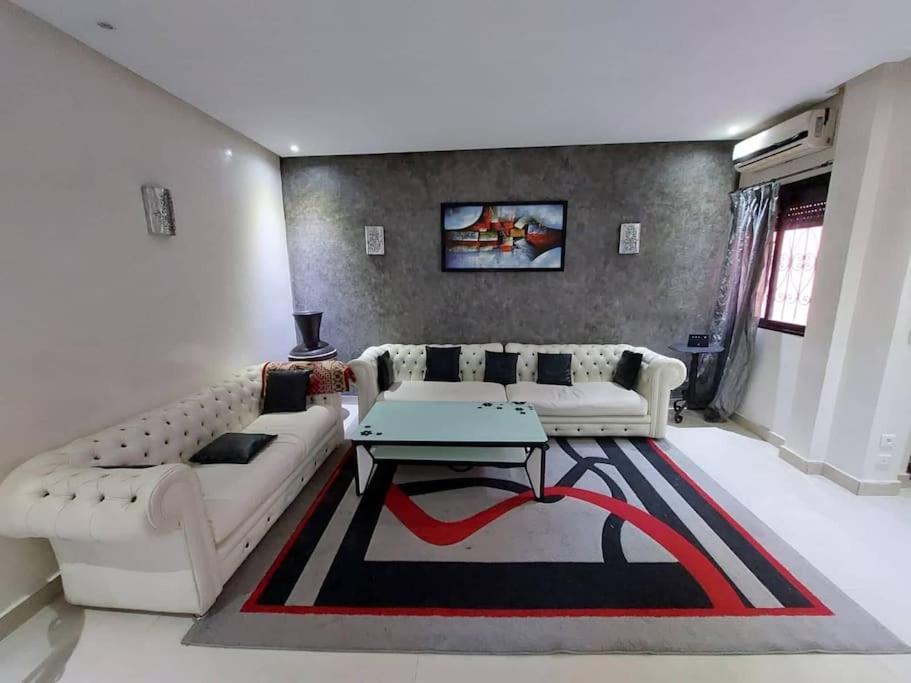 sala de estar con sofá y mesa en appartement dino, en Marrakech