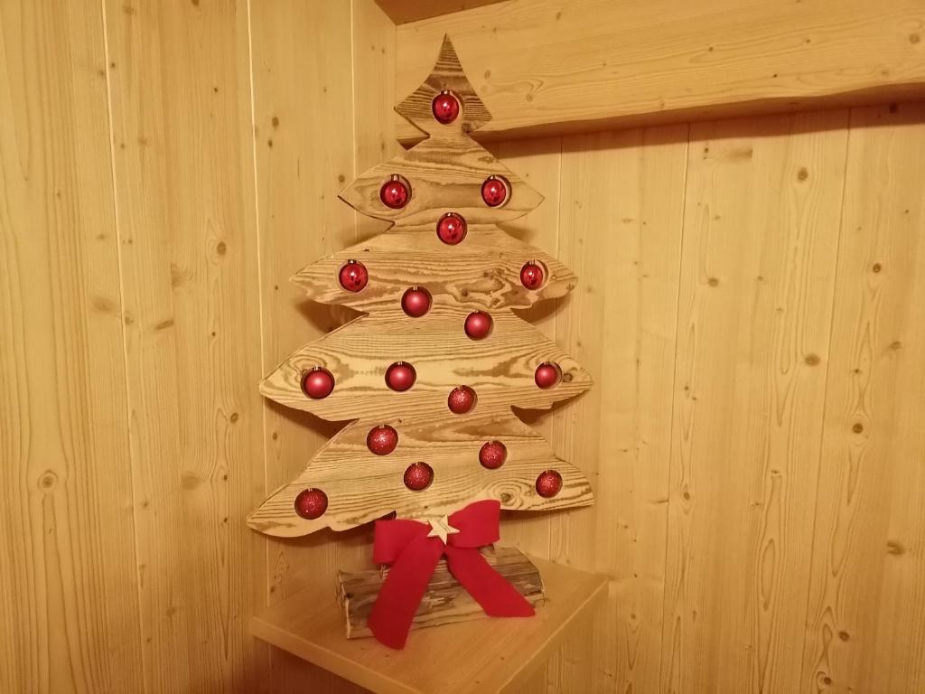 a wooden christmas tree on a wooden shelf at Casa Heidi in Pieve di Cadore