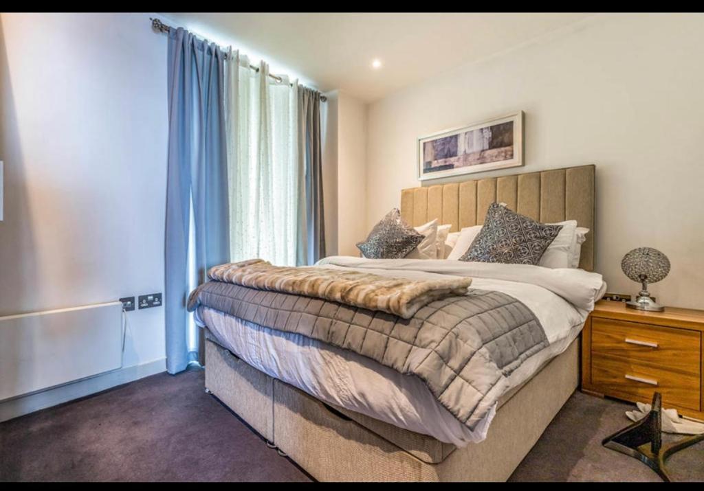 Private room in 2 bed luxury flat in the heart of Media city Salford quays