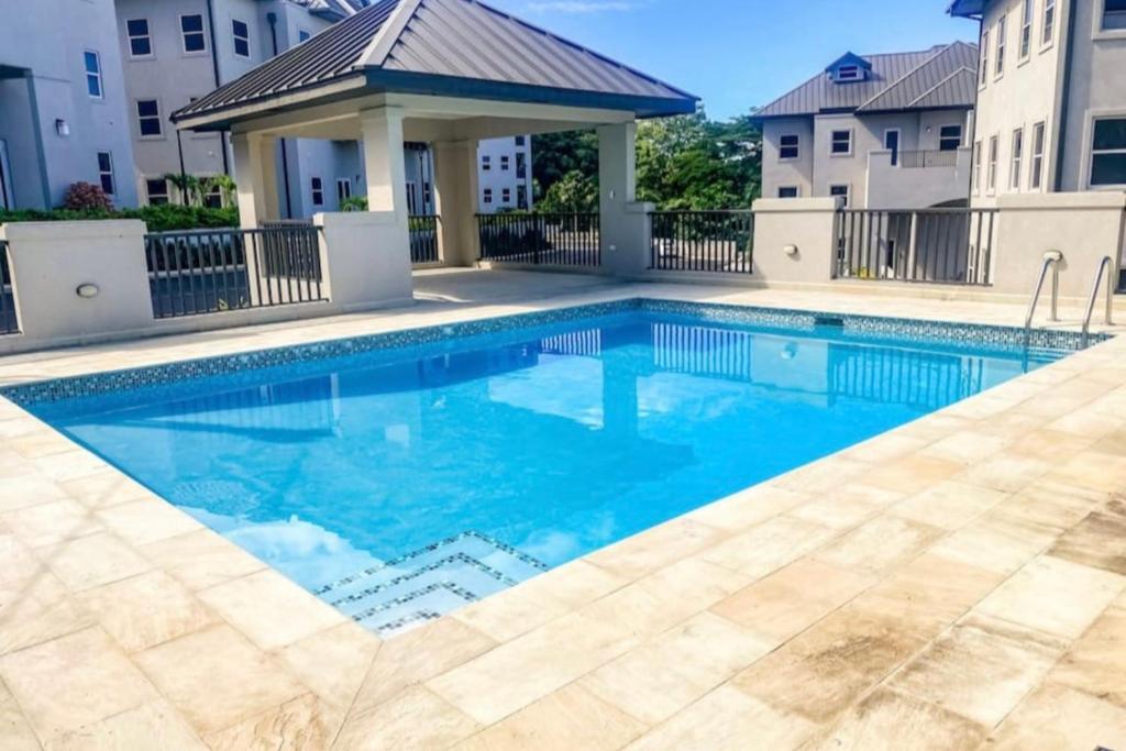 a swimming pool with a gazebo at Apartamento Vacacional en Montego Bay Jamaica in Kingston