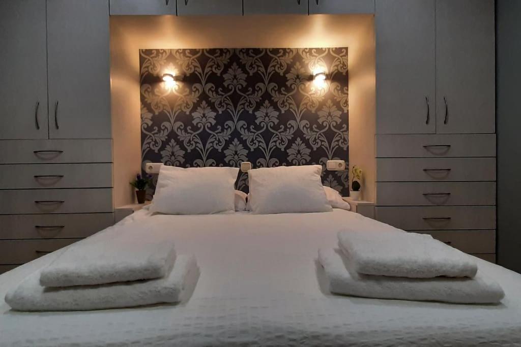 1 dormitorio con 1 cama blanca grande y 2 almohadas en Apartamento Txoko Txikia en Echarri-Aranaz