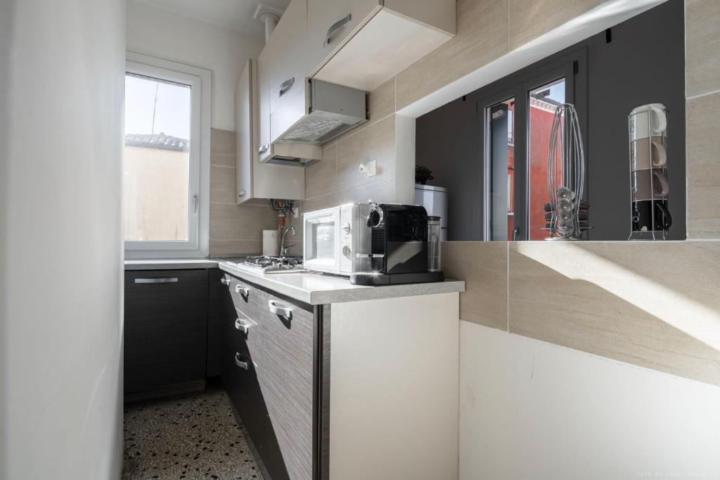 Kuchyňa alebo kuchynka v ubytovaní Ca' Giorgia Venice Apartment with Balcony