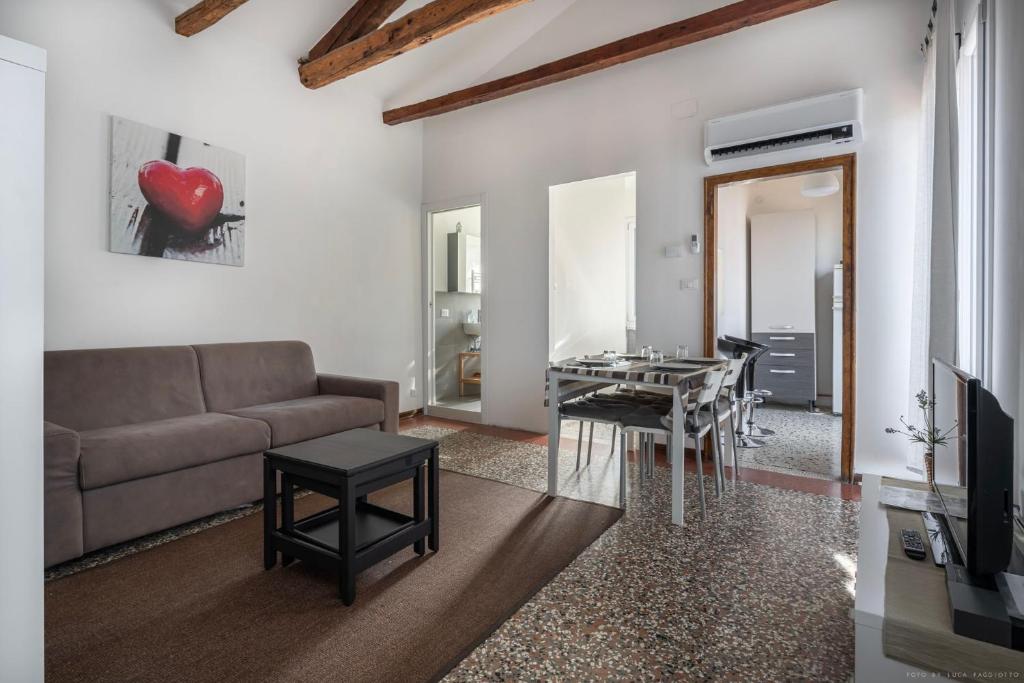 Posedenie v ubytovaní Ca' Giorgia Venice Apartment with Balcony