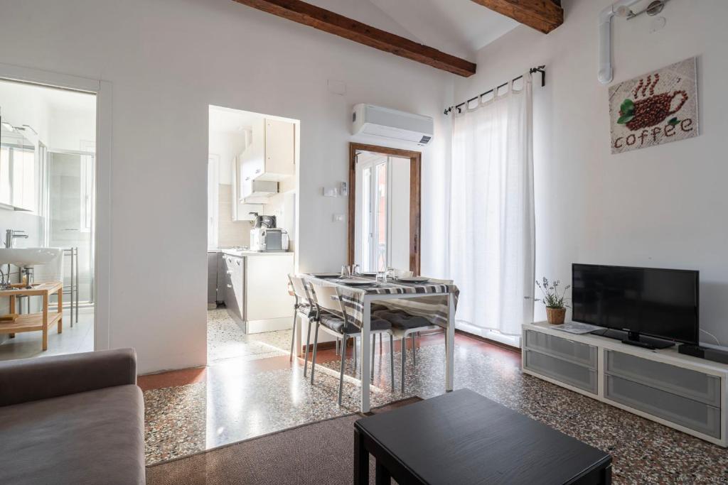 Televízia a/alebo spoločenská miestnosť v ubytovaní Ca' Giorgia Venice Apartment with Balcony