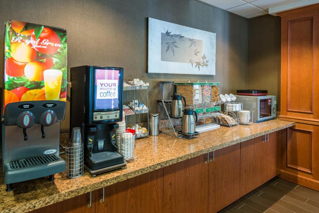 Příslušenství pro přípravu čaje a kávy v ubytování Comfort Suites Springfield-Eugene