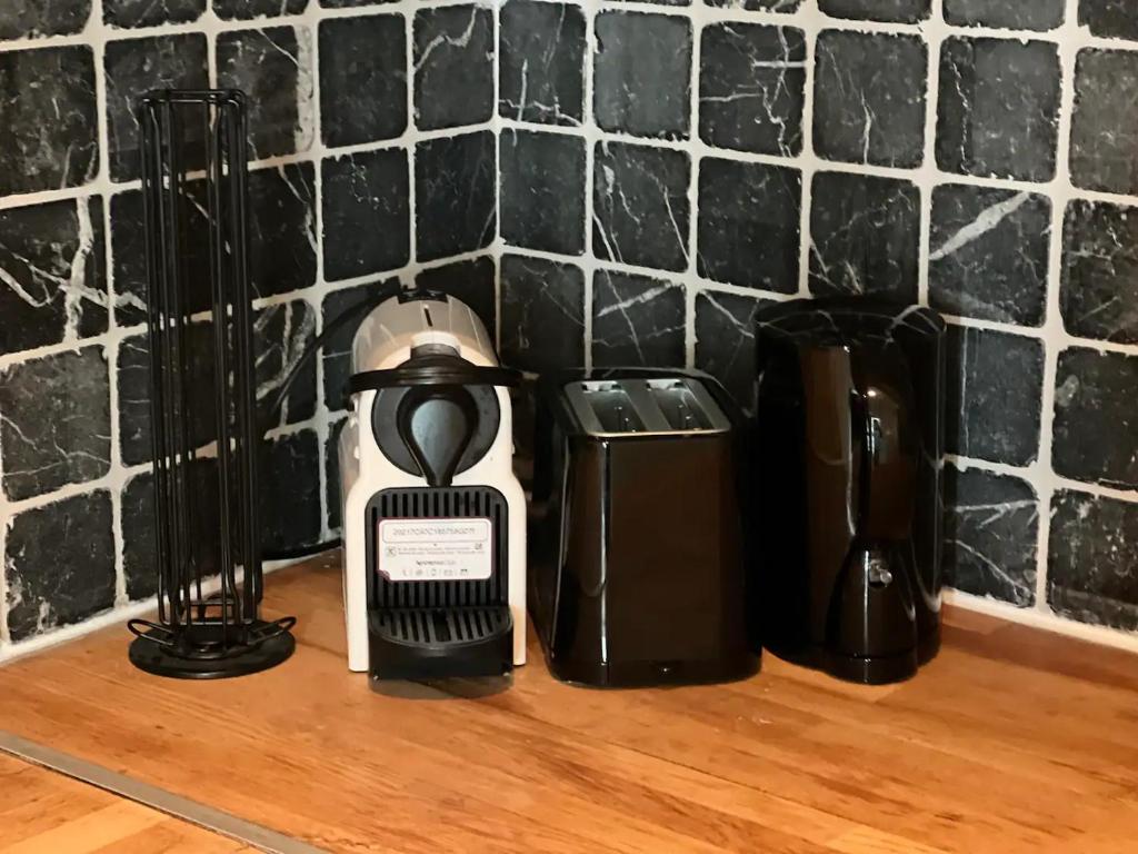 Příslušenství pro přípravu čaje a kávy v ubytování Deluxe room in heart of Oslo Grunerløkka