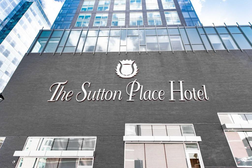 哈利法克斯的住宿－The Sutton Place Hotel Halifax，建筑一侧的酒店标志