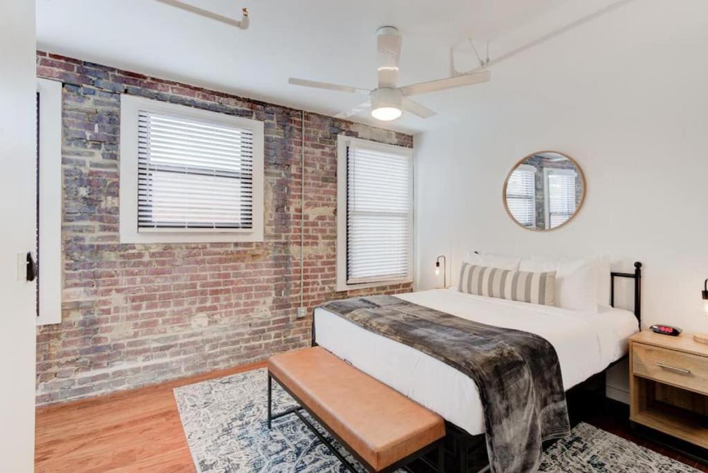 - une chambre avec un lit et un mur en briques dans l'établissement Sophisticated Apartment Downtown, à Memphis