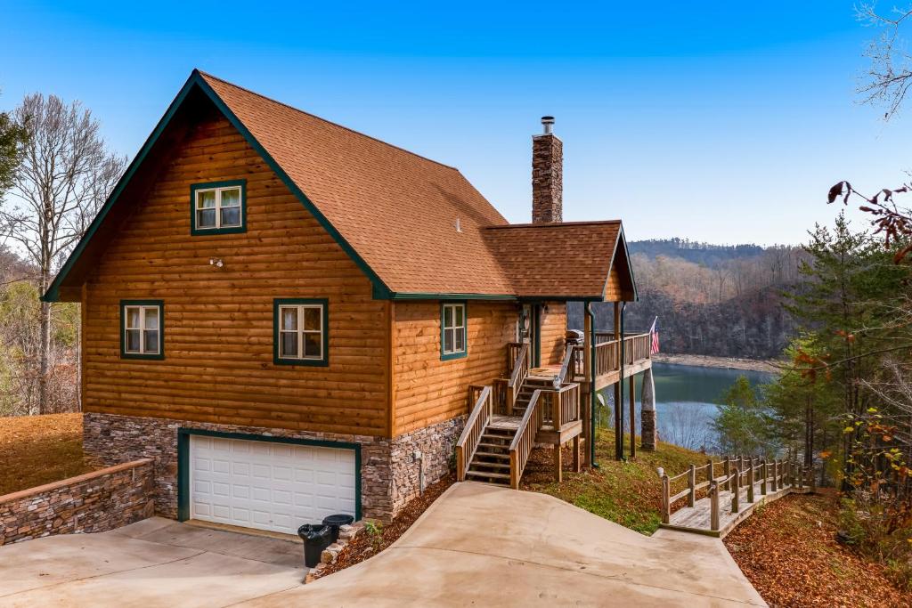 una gran casa de madera con garaje en Lake Therapy Hideaway, en New Tazewell