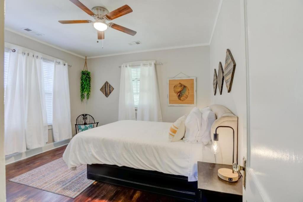 een slaapkamer met een bed en een plafondventilator bij Twin Bungalows Near Cooper Young in Memphis