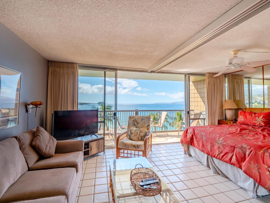 Μια τηλεόραση ή/και κέντρο ψυχαγωγίας στο Top Floor Oceanfront location with great swimming and snorkeling MKM809
