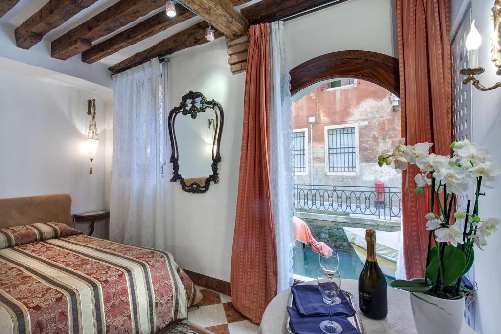 1 dormitorio con cama y ventana en Nice Venice Apartments in San Marco, en Venecia