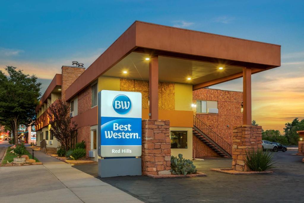 un cartello occidentale migliore di fronte a un edificio di Best Western Red Hills a Kanab