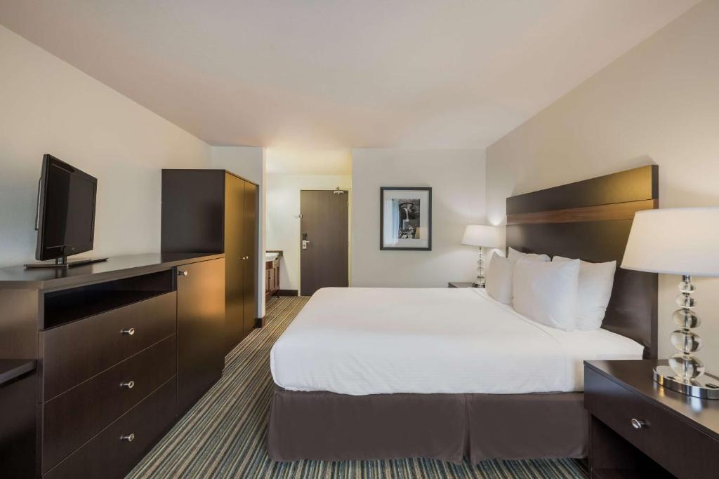 Postel nebo postele na pokoji v ubytování Best Western Alderwood