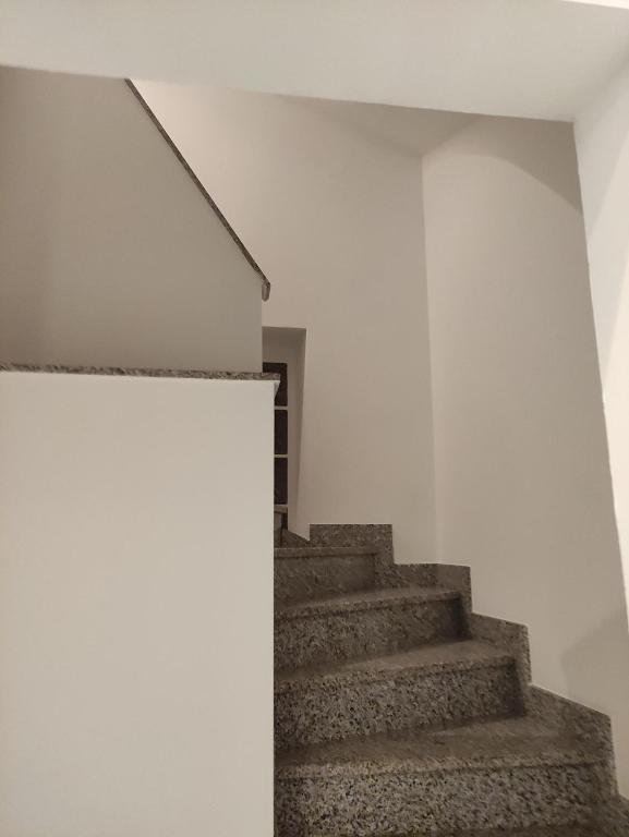 ルクセンブルクにあるchez WFの白い壁と階段の部屋の階段