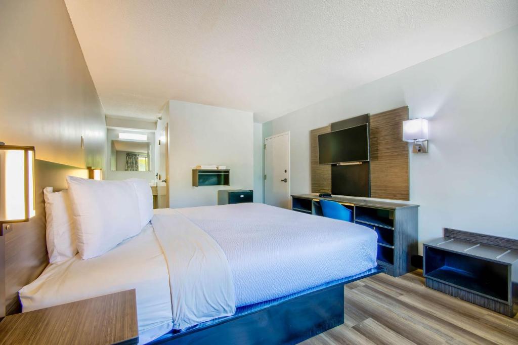 Postel nebo postele na pokoji v ubytování Motel 6 Jeffersonville, IN